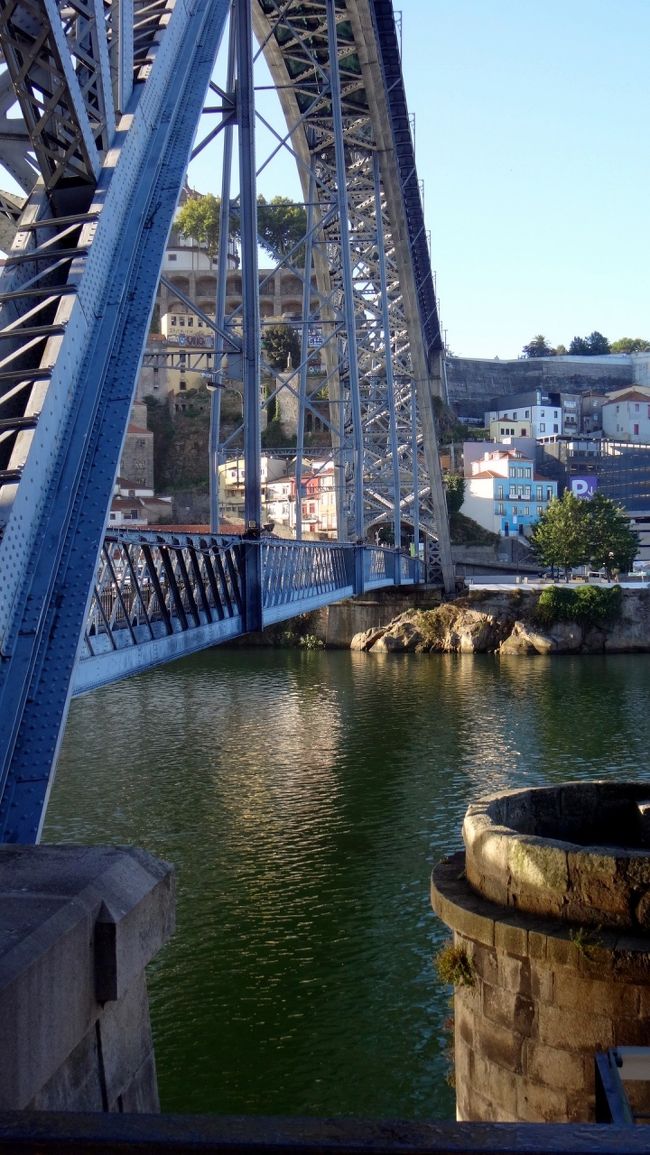 この橋の上の方を、地下鉄が走ってます。<br />サンベント駅から、カテドラルの方へと、上がっていくと、この橋の上の方に出て、観光客はまず、橋の上から見下ろしたポルトの町を見るのだと思います。<br /><br />今回、気づいたのは、この橋、下の方も歩道があり、歩いて渡れるんですね。<br />そうすると、川岸の高さでの景色が見えることになり、橋を渡ったところにある、小さなこ公園のベンチに座っていると、飽きずにここの景色を楽しめました。