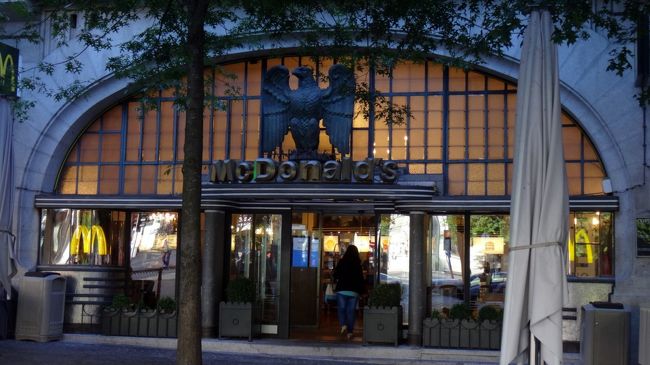 リベルダーデ広場のマクドナルド。<br />けっこう重厚なファサードです（笑）。