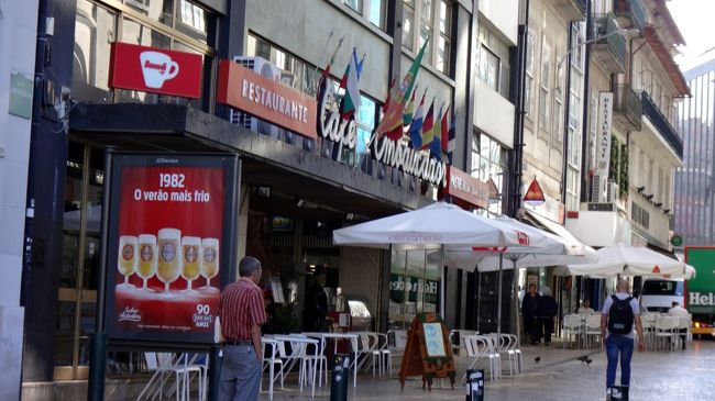 その北側の道を入ったところに、大衆食堂、カフェ・アンバシャダー