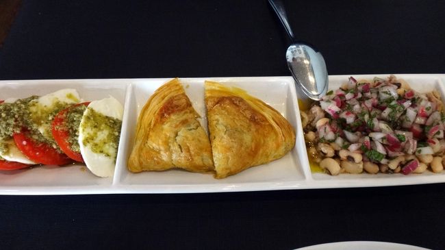 前菜の盛り合わせ、<br />カプレーゼのサラダ、豆と魚介のサラダ、ミートバイだったかな。<br />すごい量でびっくりしたのですが、隣に座った、親子三人組みも、同じ量だったので、三人だと、少ない目だし、一人だと多い目。<br />全部は食べませんでした。