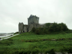 走り始めて30分ほどすると、デューングラ城（Dunguaire Castle。Kinvara）が見えてきました。けれど、雨で窓が濡れ、景色が歪んでしまいます。