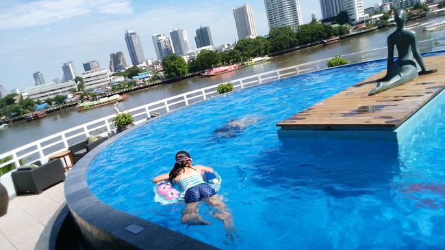 細長いプールは、午前中は日陰が多く寒いので<br />、日当たりのいい川寄りのところが混みます。