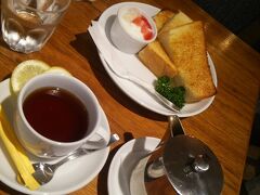 朝ごはんは成田のカフェで
ここ気に入ってます♪
これで620円かな
周りのお客さんの会話はアジアからの深夜便で早朝に帰国した感じです
私はこれから旅立ちます♪