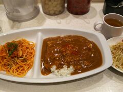 やっぱり、食わなくちゃ（笑）

横浜駅でカレーと言ったら、僕は、ここです。
数年前にダイヤモンド地下街から市営地下鉄改札前に移転した、カレーハウスリオへ。
大学時代から、ずっと、お世話になっています。
このお店には、書ききれないくらい色々な思い入れがあります。
この写真の「半スパカレー」、昔から変わらない味ですが、このカレーに限り、なぜか、サラダとスープのセットがデフォルトで、単品では注文できません。
昔は単品で食べていたような気がするけど、「炭水化物ばかりではいかん」と言うお店の配慮でしょうか？