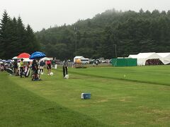軽井沢72ゴルフ　北コースに到着。小雨でしたが、それもあって幸い霧は晴れています。競技は開始されているようです。
なお、ゴルフ競技会場は写真撮影禁止ですが、旅行記用にプレーと関係ない状況で遠景のみこっそり撮らせてもらいました。
練習場風景。