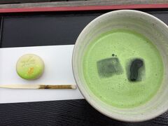 中島のお茶屋で一服。上生菓子抹茶セット720円。夏だからだと思うけど、冷たい抹茶が選べた。氷が浮いていて冷たくて、すごく美味しい。お菓子はゆずあんで甘さ控えめ。