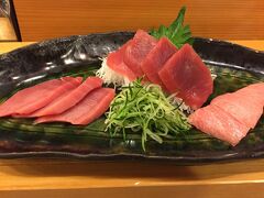 食べログの有名店「浜寿司」にてマグロを食す
明日の朝もマグロ丼を食べるうえにいきなりここでコメを食ったら腹一杯になって二軒目行けなくなるのでワガママを言って刺身だけにしてもらった
味は普通、築地の方が良い気がする…マグロ以外用もないしこれで会計してもらったら「お客さん早いねえ?」と驚かれた
