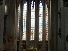 ノートルダムサブロン教会に来て見ました！
中は外の喧騒とは打って変わってとっても静か。