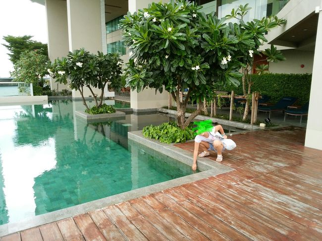 小さいけど眺めの良いプール。母娘二人で貸し切り状態でした。楽しく遊んでいたら、突然風がビュービュー吹いてきて、照明が点灯する程真っ暗になり、2時間程ゲリラ豪雨のような大雨になりました。雨期だけど、スコールに遭ったのはこの時だけでした。