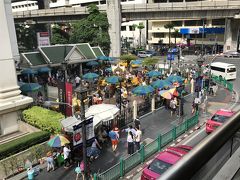 なんとか８時頃起きてナナ駅からチットロム駅へ移動。
まずは緑のスーパーリッチで両替です。
駅から歩いている途中、エーラーワンがありました。
前回来た時の１週間後に爆発があって
結構ショックでした。