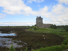 デューングラ城（Dunguaire Castle）前を通過。