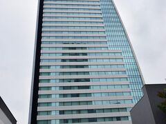 ホテルの北側にある2007年3月開業の名古屋ルーセントタワー（http://www.lucent-tower.jp/access/）です。

高さ180.2ｍ、地上40階建ての名古屋駅から地下通路で結ばれたオフィスと商業施設が入るビルです。
