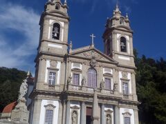 あっと言う間に山頂到着。
ネオクラシック様式のボン・ジェズス教会がドーンと目の前に！すっきり且つ荘厳な印象のファサードです。
14世紀頃から、この山頂には礼拝堂、後には教会があったそうですが、現在あるこの教会は18~19世紀に建てられました。