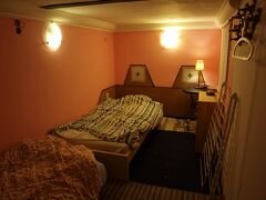 ザグレブからの列車の中で電話して、宿を確保。
到着したのは夕方でしたが、真っ暗＆人が全然いない＆宿の場所が分からず泣きそうでした。
突然アンダンテを探してるんですか？って日本人と外人二人組に日本語で話しかけられ、恐る恐る着いていってなんとか到着。
日本人宿だったので、色々情報教えてもらったり、遅くまで話したりしてました。
ここまで日本人にあんまり会ってなかったのでほっとして、やっぱり日本人宿もいいなーと。