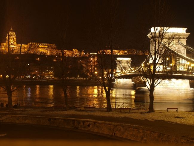 夜景を見るために夜の地下鉄にも乗りましたが、全く人はいないし雰囲気暗くて怖すぎでした。<br />写真をとってさっと撤退…