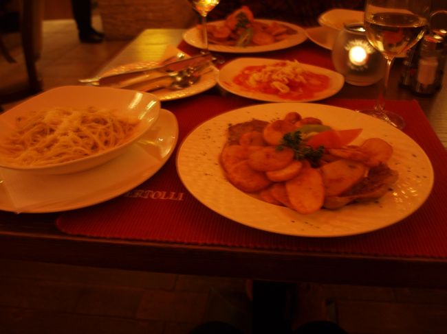 ホステルの近くのいい感じのお店でディナー<br />ハーフハーフと言ったらメインとパスタを2皿に分けてもってきてくれるという、親切すぎ！<br />そして値段も安い。
