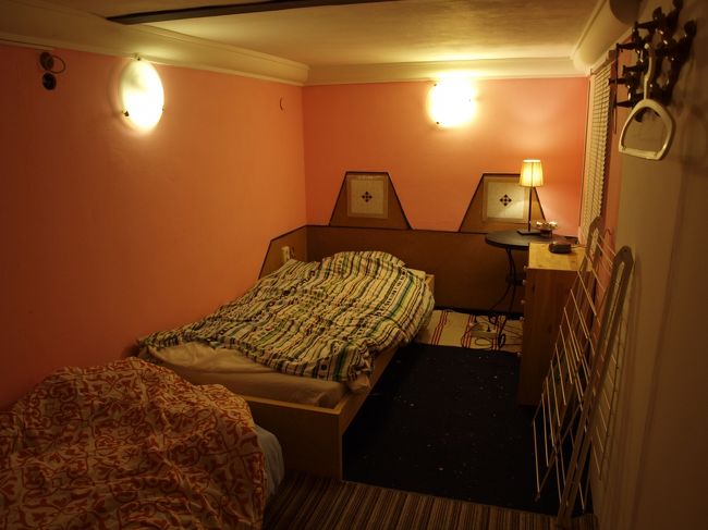 ザグレブからの列車の中で電話して、宿を確保。<br />到着したのは夕方でしたが、真っ暗＆人が全然いない＆宿の場所が分からず泣きそうでした。<br />突然アンダンテを探してるんですか？って日本人と外人二人組に日本語で話しかけられ、恐る恐る着いていってなんとか到着。<br />日本人宿だったので、色々情報教えてもらったり、遅くまで話したりしてました。<br />ここまで日本人にあんまり会ってなかったのでほっとして、やっぱり日本人宿もいいなーと。