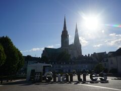 バスでの移動となりますが、フランスの8月はバカンスということ渋滞もなくパリを抜けます。途中休憩も入れながら1時間半ほどでシャルトルに到着。