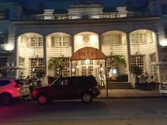 夕食は、サウスビーチ、アールデコ地区にある、The Betsyの、LT steakへ。
ここはアールデコ地区で最も古い、この地区の象徴的なホテルです。