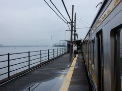 ご存知海芝浦駅到着です。

やっぱりフェンスの向こうは海（正確には運河）でした。

鶴見つばさ橋とかベイブリッジがよく見えます。