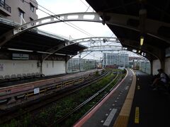 鶴見駅の一つ手前の駅、国道で下車

国道＝第一京浜のことです。そういえばワタシがつい最近まで住んでいた西宮にも阪神国道という駅があり、国道２号線が真下を走っています。阪急なのになぜ阪神国道？という感じでした。