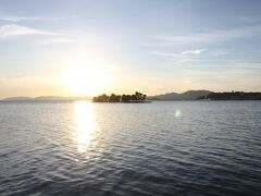 （おまけ）雲州平田の木綿街道から松江への帰り道、
「お天気がいいから宍道湖に沈む夕日を見て帰ろう！」
ということで夕日スポットテラスにやってきました。
前回10月に見たときは島根県立美術館からがよかったのですが、8月ということもあり、かなり北側に沈むため、美術館より南側での鑑賞となりました。