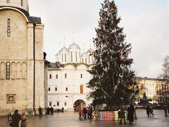 おっとクリスマスツリー。そういえばロシア正教のクリスマスは１月７日だっけ。奥に見える青いドームの教会は十二使徒聖堂