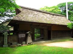 駅から歩いて20分のところに、加賀藩十村役であった喜多家の旧宅が残っています。表門は十村門とも呼ばれる風情ある茅葺屋根が特徴です。