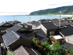 若宮八幡宮の高台から黒島の町並みを一望することができます。やはり黒瓦の建物が密集しています。