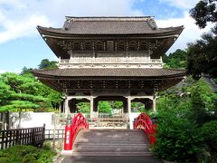總持寺は曹洞宗の大本山で、1321年に禅師によって開創され、後醍醐天皇の勅願所となった寺院です。
山門は17.4mの高さがあり、諸嶽山という扁額は前田利為公の筆によるものだそうです。