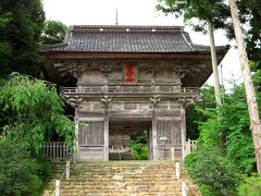 バス停からのどかな田んぼ道を15分歩いたところにありました。妙成寺は1294年に日蓮聖人の弟子であった日像聖人による開創です。
二王門は1625年に建立された単層三間一戸楼門と呼ばれるものです。