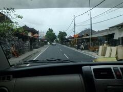 ふたたび、ウブドへの道。

石像が立ち並ぶバトゥブラン村のあたり。

ここは、明日の朝またあらためて来る予定にしています。