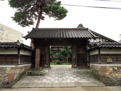 妙立寺の前にある承証寺です。
2時間ほど寺町を散策して、バスで金沢駅へ戻りました。金沢からは往路と同じくサンダーバードで大阪へ帰りました。