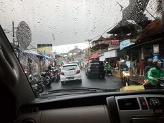 15:27

どんどん雨脚が強くなっていく中、

ようやく、ようやく、ウブド中心部に到着。

なつかしいモンキーフォレスト通りの坂を上って行きます。

さっき、ハノマン通りにある去年泊まった「アラヤ リゾート ウブド」もちらっと見かけました。

ほんとは、時間があればアラヤでお茶でもしてから、今日これから泊まる宿に向かいたいなと思っていたんです。去年６月の滞在時にちょうど拡張工事中だったエリアが完成して、新しいレストランとか宿泊棟がオープンしてるそうなので、ちょっと見てみたいなと思ってた。

でもこの雨だし、時間もないので今回はあきらめました。