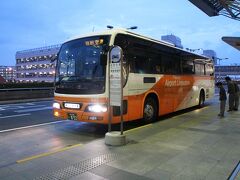 羽田空港第一ターミナルで下車。
皆さんはここから飛行機に乗られると思うが・・・こちらは、京急で帰宅。
そう、京急線在住なので、ここ羽田空港からなら始発に乗れ、座って帰れるんです。
最近は利用回数が減ったが、以前はよく利用した路線。
鉄道だと成田エクスプレスは本数が少ないし、京成だと上野からがネック。
費用面で成田～羽田3100円は高いが、仕方ないかな～
今回は持ち物もないが、荷物が多い時は、やはりバスが一番便利・・・・・
空港間のアクセスばかりでなく、帰路の足として利用した記録。