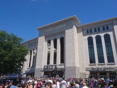 「161 Street - Yankee Stadium Station」駅で降り、地上に上がるとそこはヤンキースタジアム！
予めヤンキースのサイトでチケットを購入していたので発券窓口で受け取りました。