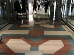 この便はFast Trackのticketをどうもcheck in counterで配るようで、隣の乗客は持ってるのに乗継の私がそれを持っていないことを仁川出発時にCAに指摘したら、バンコク到着したらグランドスタッフがdoorsideでticket持って待っていた。
Asiana、なかなかやるじゃん。