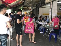 カオマンガイの名店、Raan Kaithong Pratunamへ。
13時過ぎに着いたが、行列が…。