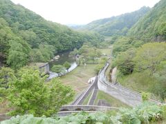 だけど、ここから先の道路は未舗装で、かなりダート & 道幅も狭い
所々に退避スペースもあるので、車両のすれ違いの際はそちらを活用

しか～し
ダムまでの道が途中で通行止めに、、、
大雨の被害にあい、まだ復旧作業中だとか。。。

残念(/ _ ; )ですが、仕方ない
ちなみに幌満ダムではニジマスが釣れるらしい






