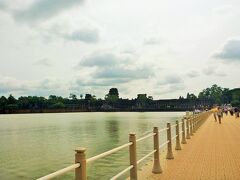 ９時にホテルを出発してアンコールワットに到着したのは１０時でした。

西参道は修復工事中です。仮設浮き橋を渡ります。
上智大学とカンボジアのアプサラオーソリティの協力で４年間の工事予定だそうです。

