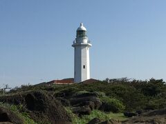 　野島崎灯台です。ここは綺麗な散策コースが整備されていて、海を眺めながらのお散歩が気持ちがいいです。ゆっくり一周すると小一時間ぐらい。野島崎灯台との単純往復で20分くらいです。