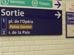 OPERA駅で降りて、きょろきょろ。ガルニエ宮への出口がわかりました。
Sortieが出口ね。
スペイン語とちょっと似てる。
スペイン語は　Salida　サリーダ　去りーダ　で覚えやすい。