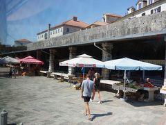 旧市街を囲む城壁の外に、青空市場があります。
