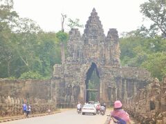 次に向かったのはアンコールトム

南大門
写真撮影のためにトゥクトゥクを停めてくれました。