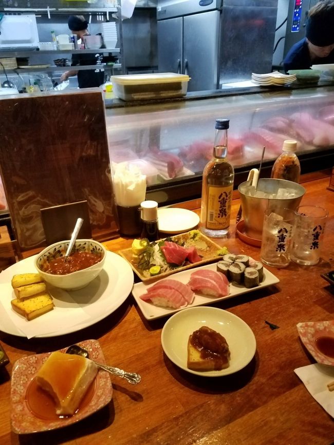 石垣初日は八重泉をチョイス<br />Nちゃんに味わって欲しくて、鮪、鮪寿司、タンシチューを欲張って一気に注文しちゃいました