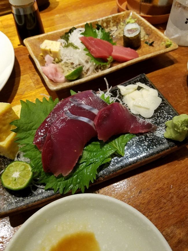 Nちゃん、ショーケースのかつをのお刺身を見て、皮付きって鮮度が良くないと食べられないんだよ～！と<br />でNちゃん自ら交渉、ハーフで提供してもらい<br />おおっおいしーい(^^)<br />写真は手前の食べちゃってます