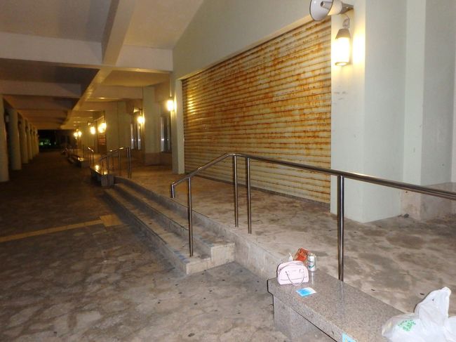 離島ターミナルの駐車場あたりで、星空が綺麗に見える事に気がついて、船着き場の方まで回って来てみると…<br />街灯がほとんどなく、素晴らしい星空、うっすらと天の川まで見ることが出来ました！感動！！<br />でもこの場所は若い娘さんにはオススメできませんよ～真っ暗で人通りが無く危ないかも<br />石垣島の夜を堪能して、ホテルの大浴場へ、その後お部屋のチェンジの件があり、快適に休みましたZZZ