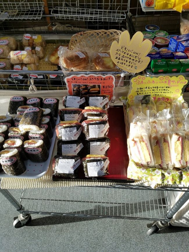 数件のお店で、こんな感じで出来立てのおにぎりやサンドイッチ、お弁当を販売しているので楽しいです！<br />マリヤシェイクも初めて味わいました♪ウマー！シェイクは７時から販売でした～