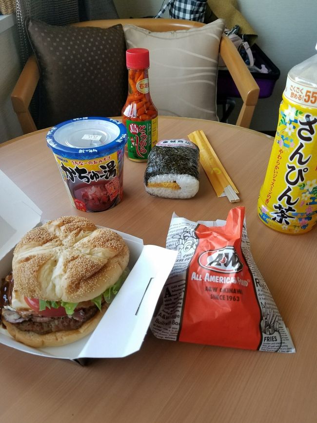 朝食<br />Nちゃんは昨夜買ったエンダーバーガーで<br />わたしは離島ターミナルで買ったスパむすびとかちゅー湯っていうカップ味噌汁、大好きな島唐辛子も添えて<br /><br />