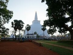 聖地アヌラダブーラ　ルワンウェリ・セヤ大塔